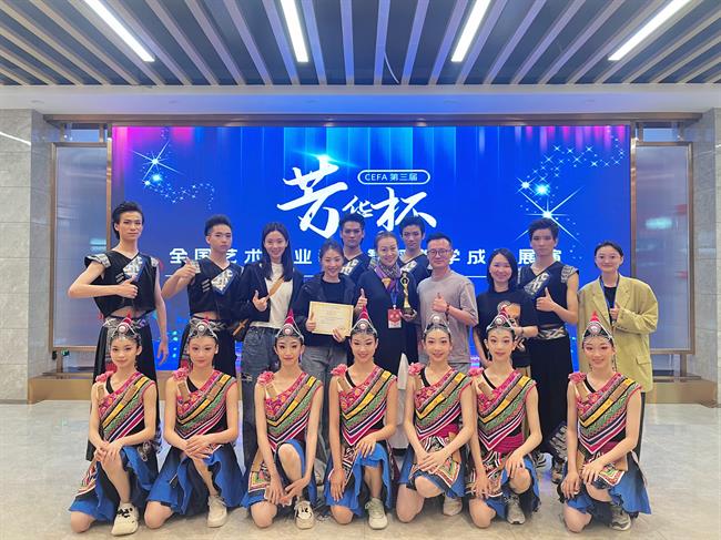 《畲族道具舞蹈传习课》合影.jpg 《畲族道具舞蹈传习课》合影.jpg