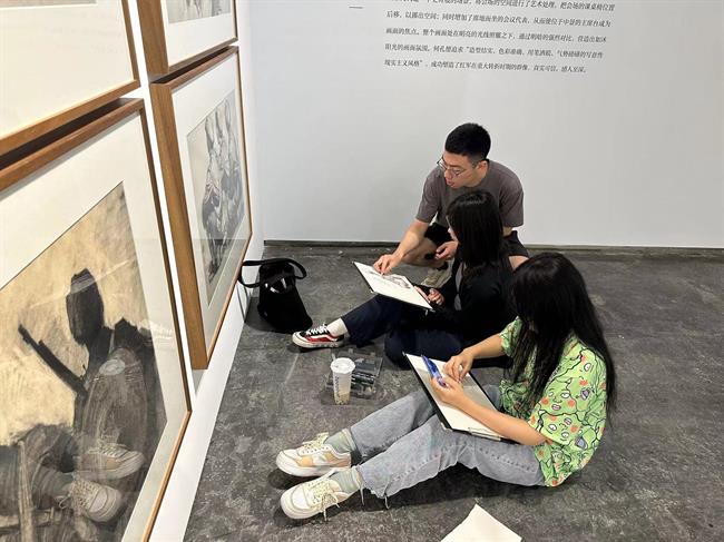 观展现场临摹.jpg