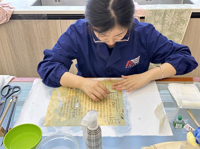 与浙江省档案事务所开展产学合作项目 《民国档案修复项目》.jpg 与浙江省档案事务所开展产学合作项目 《民国档案修复项目》.jpg